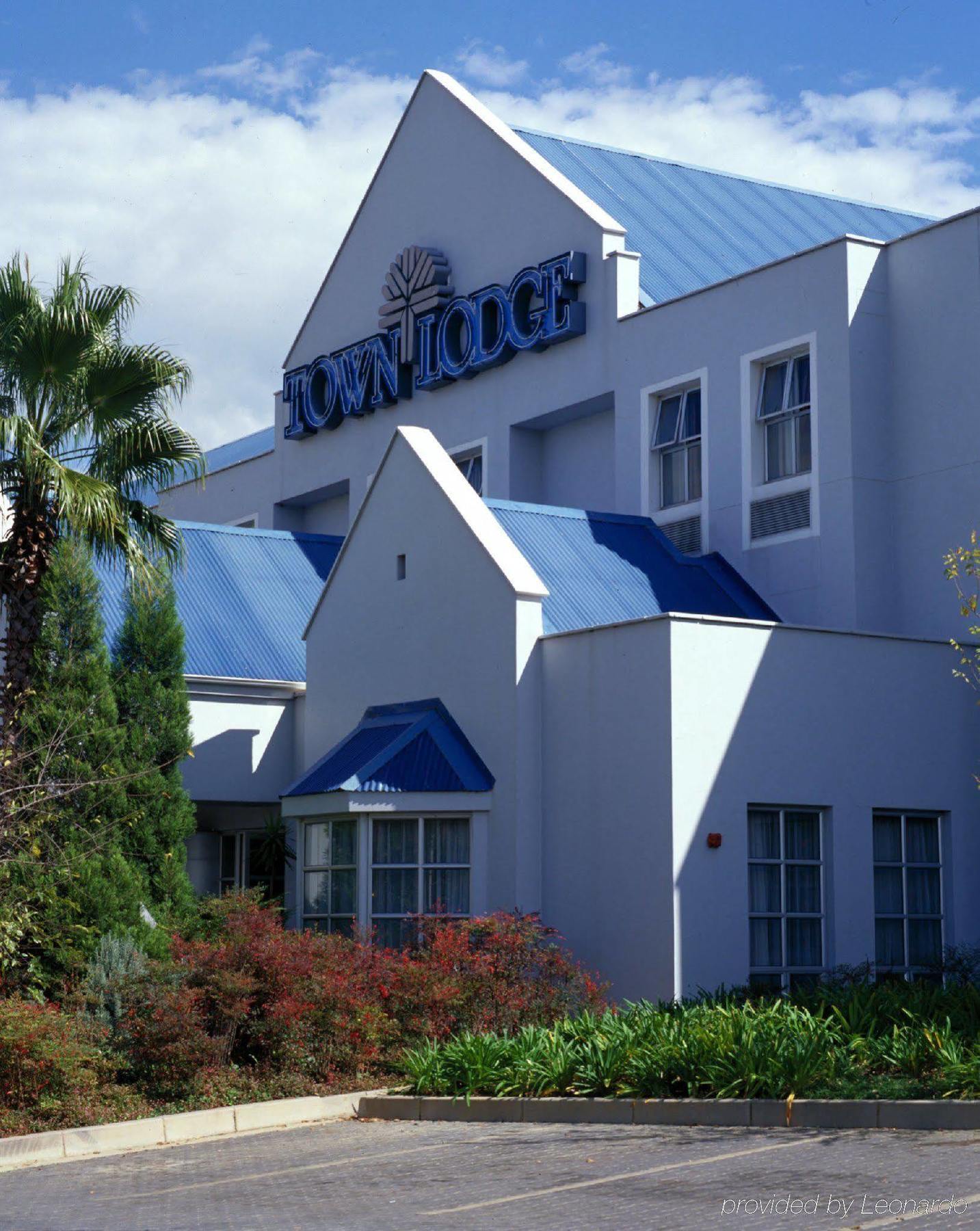 Town Waterfall, Hotel
